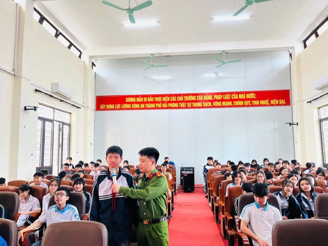 Công an xã Hợp Tiến tuyên truyền phòng, chống ma túy và “tội phạm đường phố” cho học sinh Trường THCS Nam Hưng